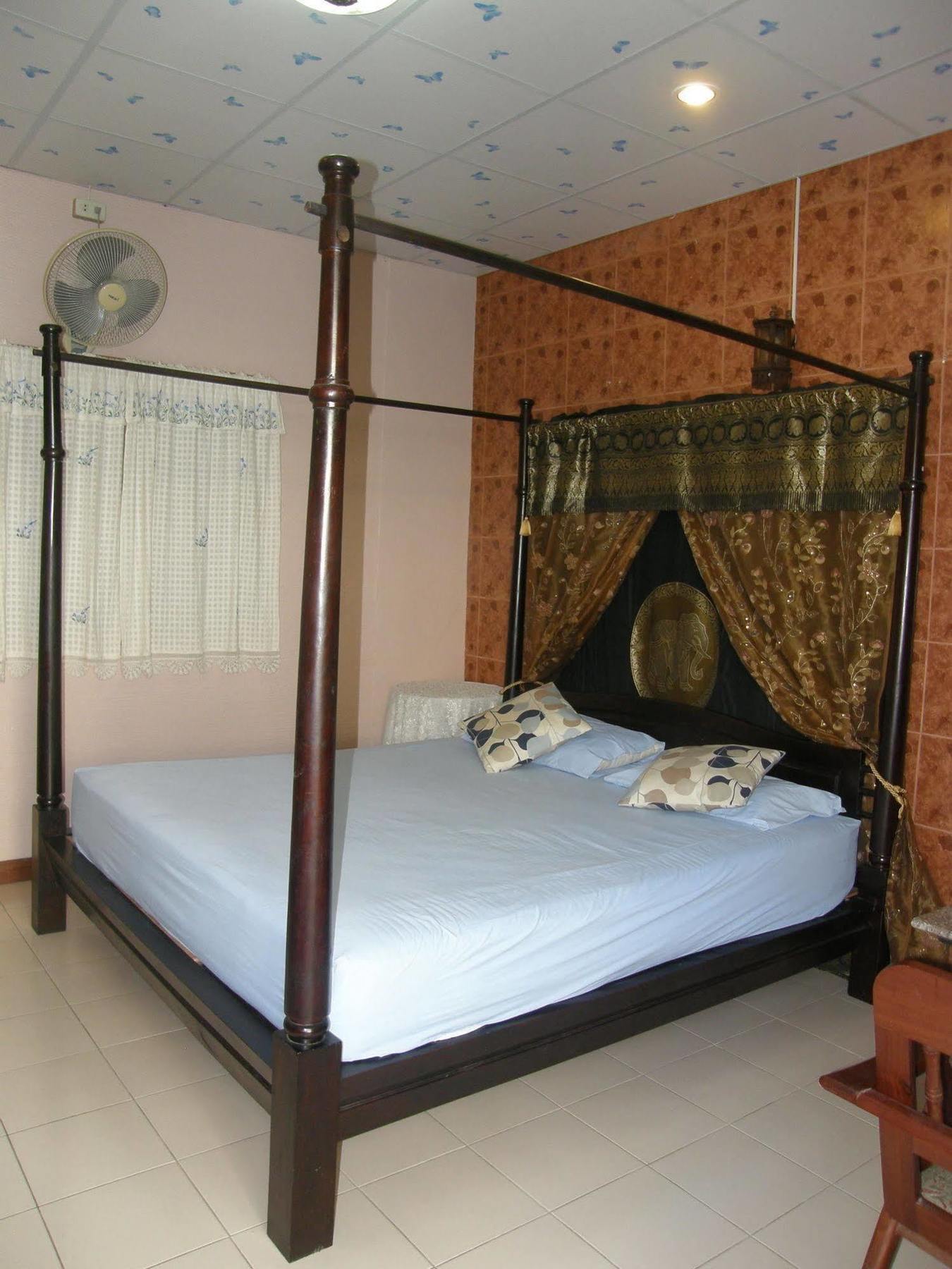 Anchana House Jomtien Beach Exterior photo